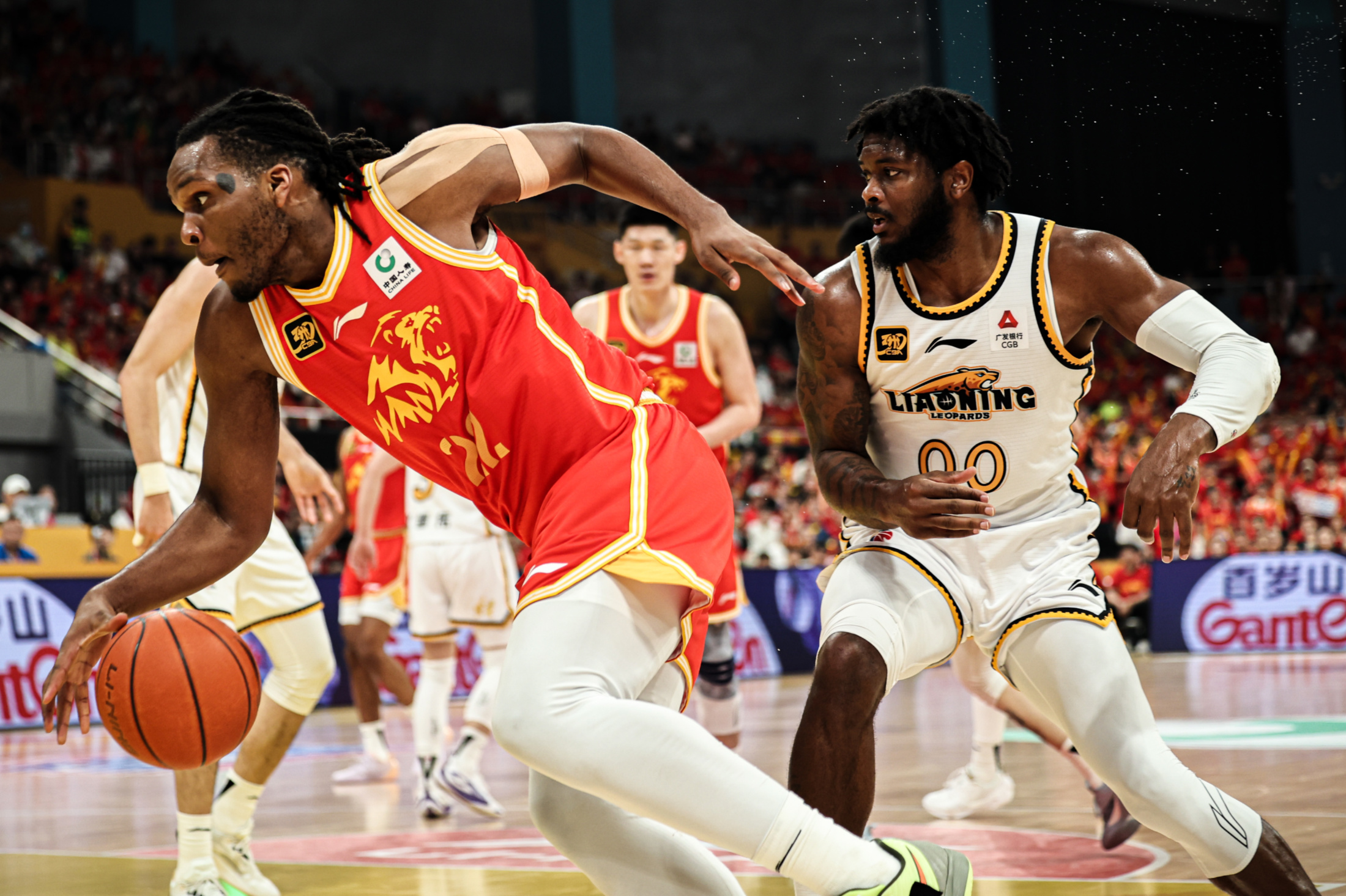  窗口期CBA常规赛传出新动向；武汉三镇复出首秀；管理层表态——话题不断；年轻球员得到机会