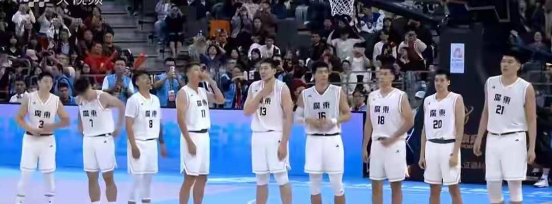 关于山东男篮迎欧联关键赛，清晨主帅复盘，更衣室稳定，更衣室氛围转暖的信息