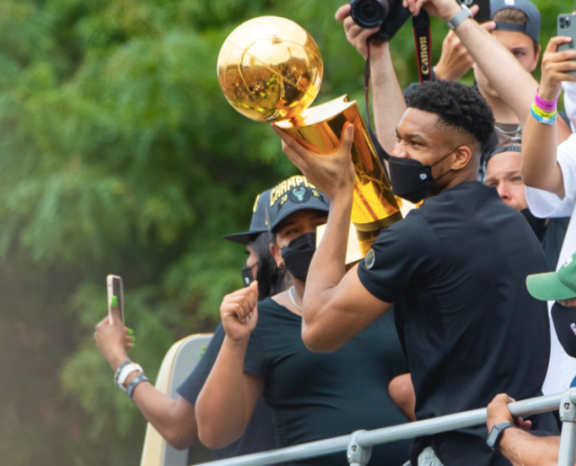 包含密尔沃基雄鹿内部会议纪要流出——冲刺阶段强势反弹；欧联使命明确；训练强度明显提升的词条